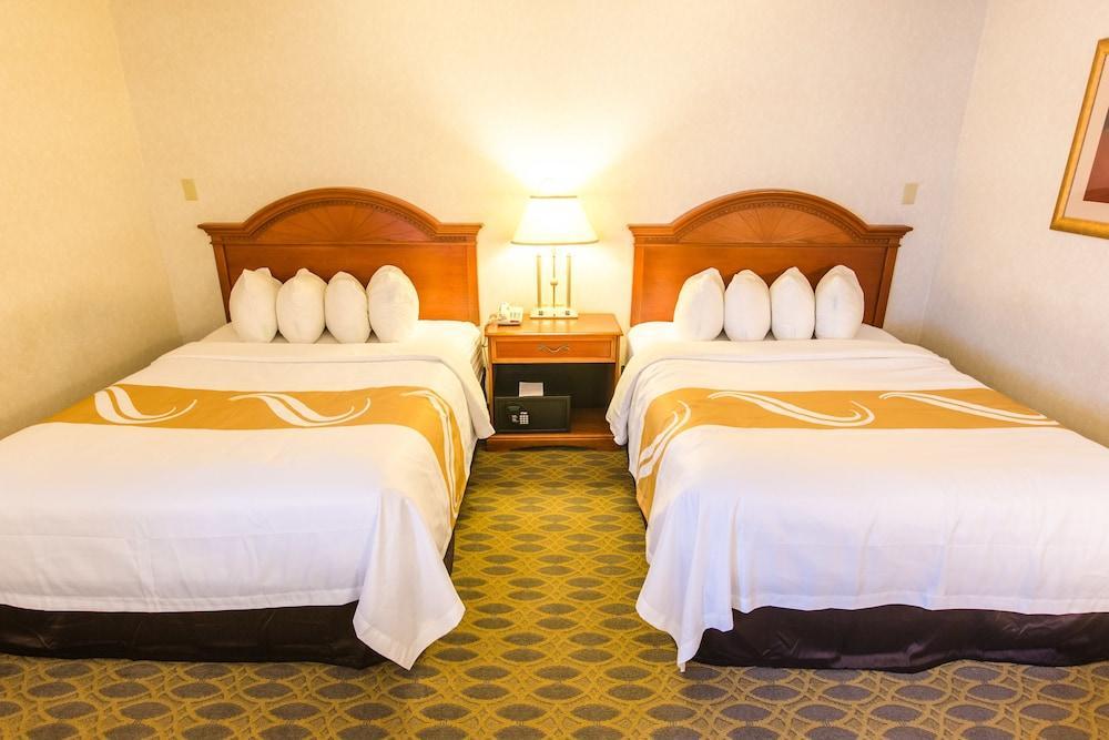 Quality Inn & Suites University Ларами Екстериор снимка