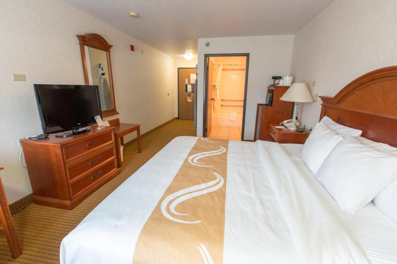 Quality Inn & Suites University Ларами Екстериор снимка