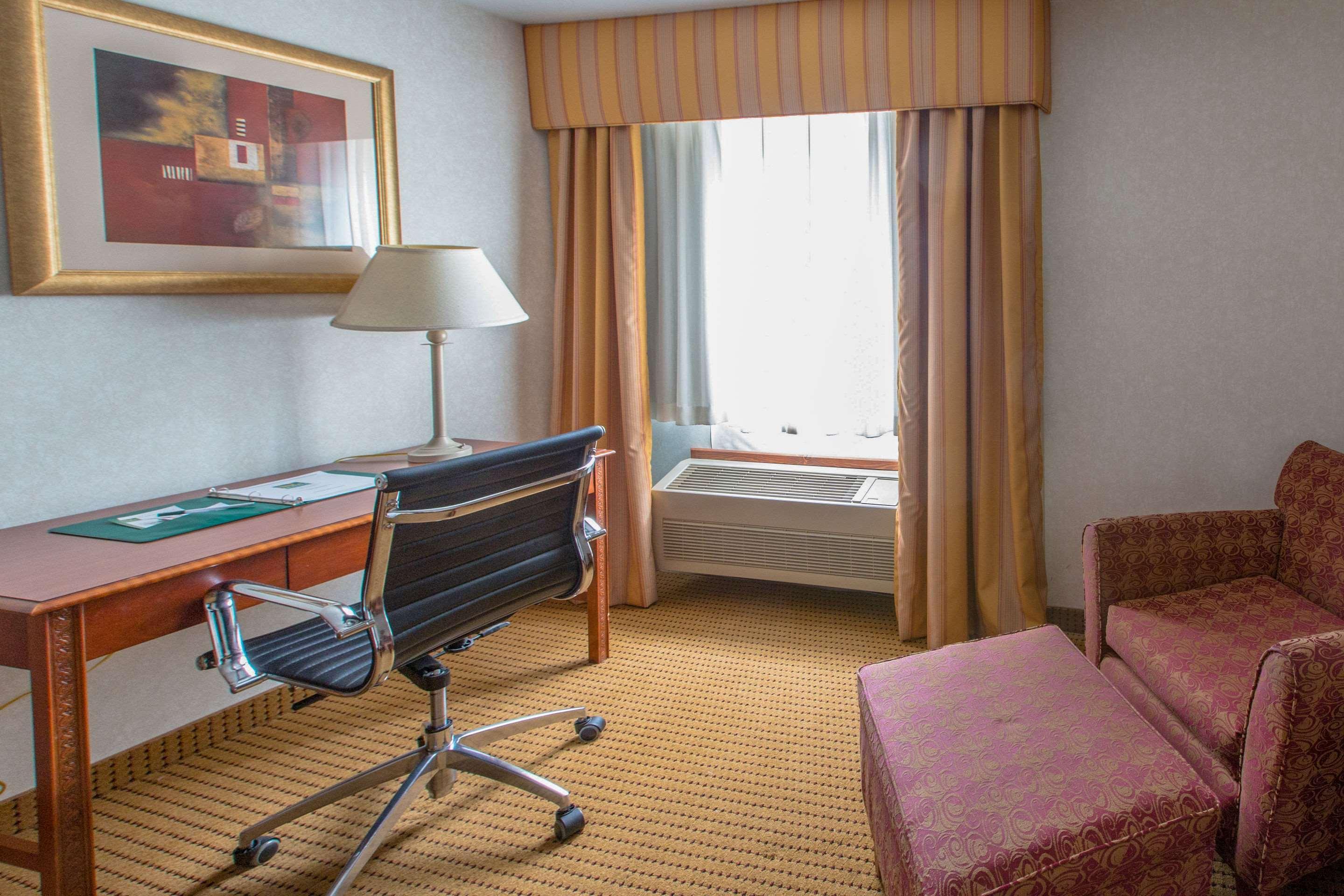 Quality Inn & Suites University Ларами Екстериор снимка