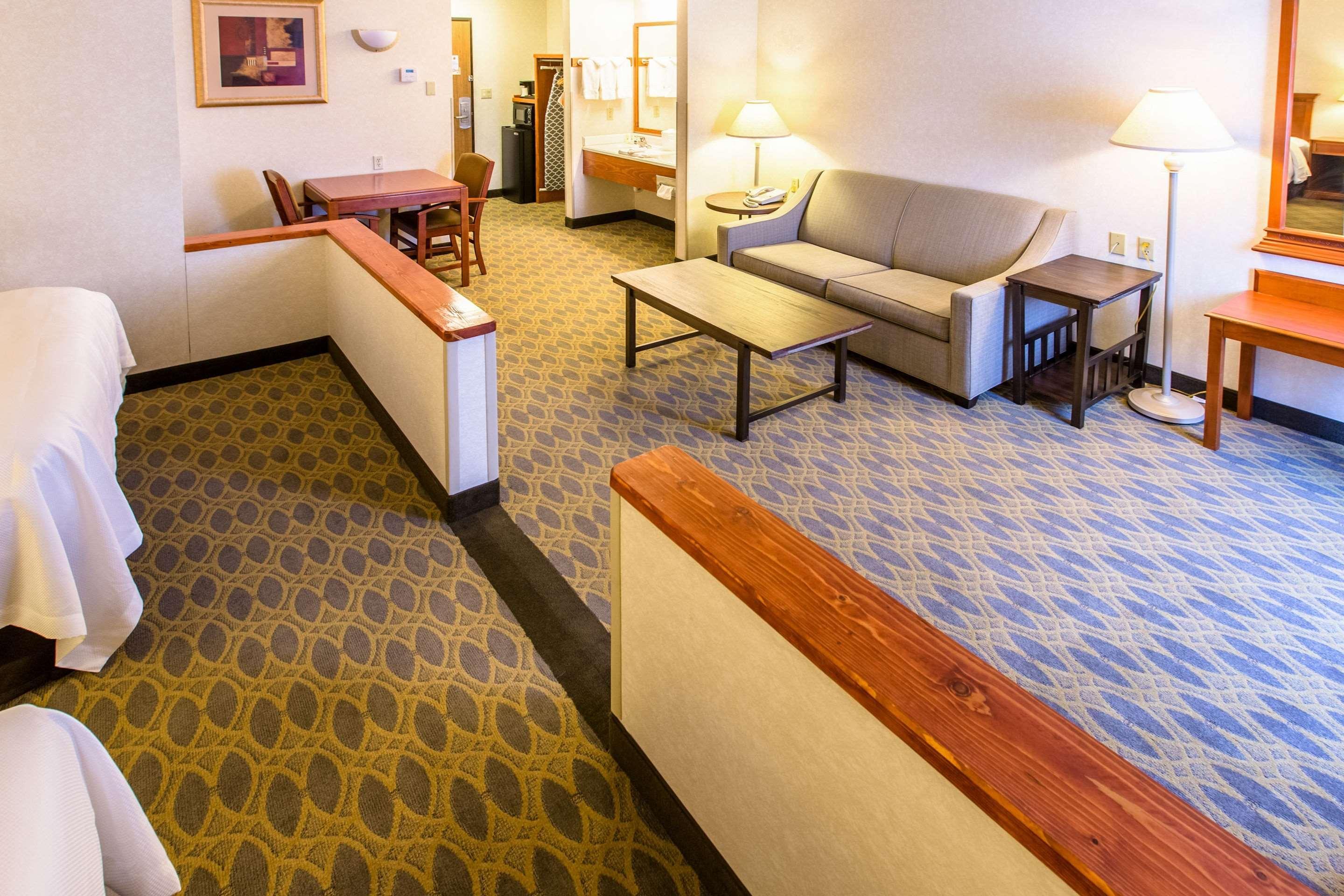 Quality Inn & Suites University Ларами Екстериор снимка