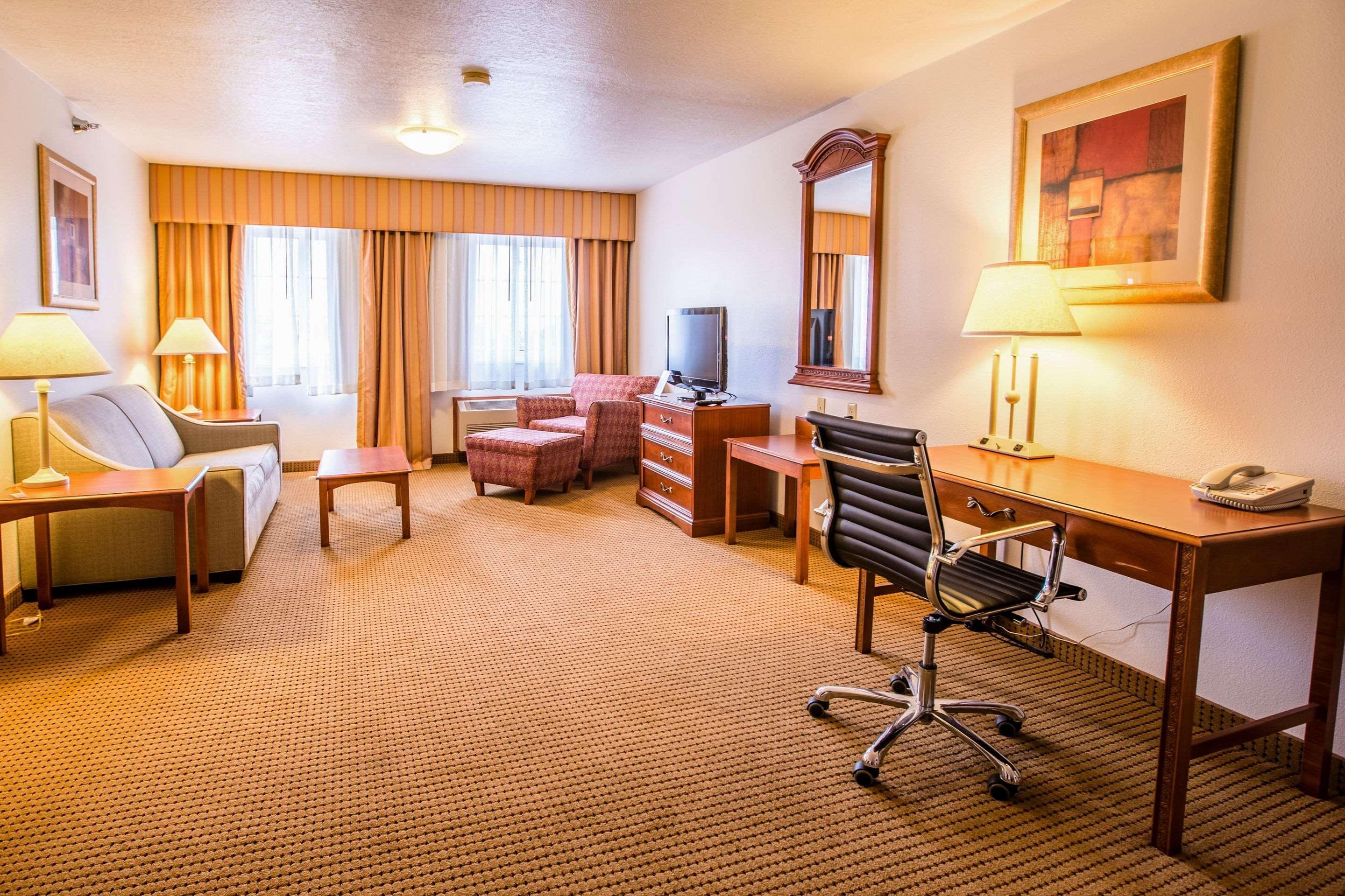 Quality Inn & Suites University Ларами Екстериор снимка