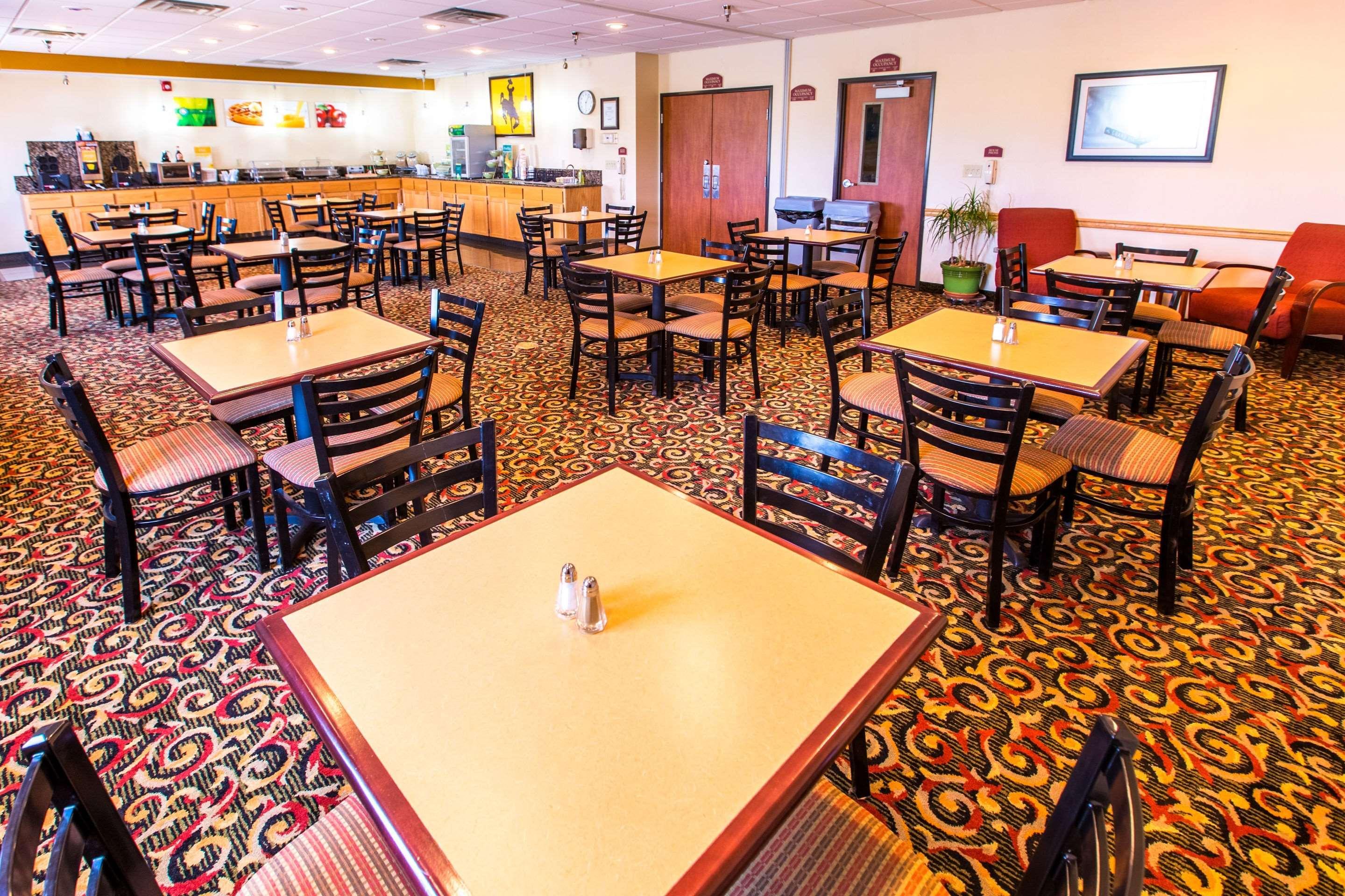 Quality Inn & Suites University Ларами Екстериор снимка