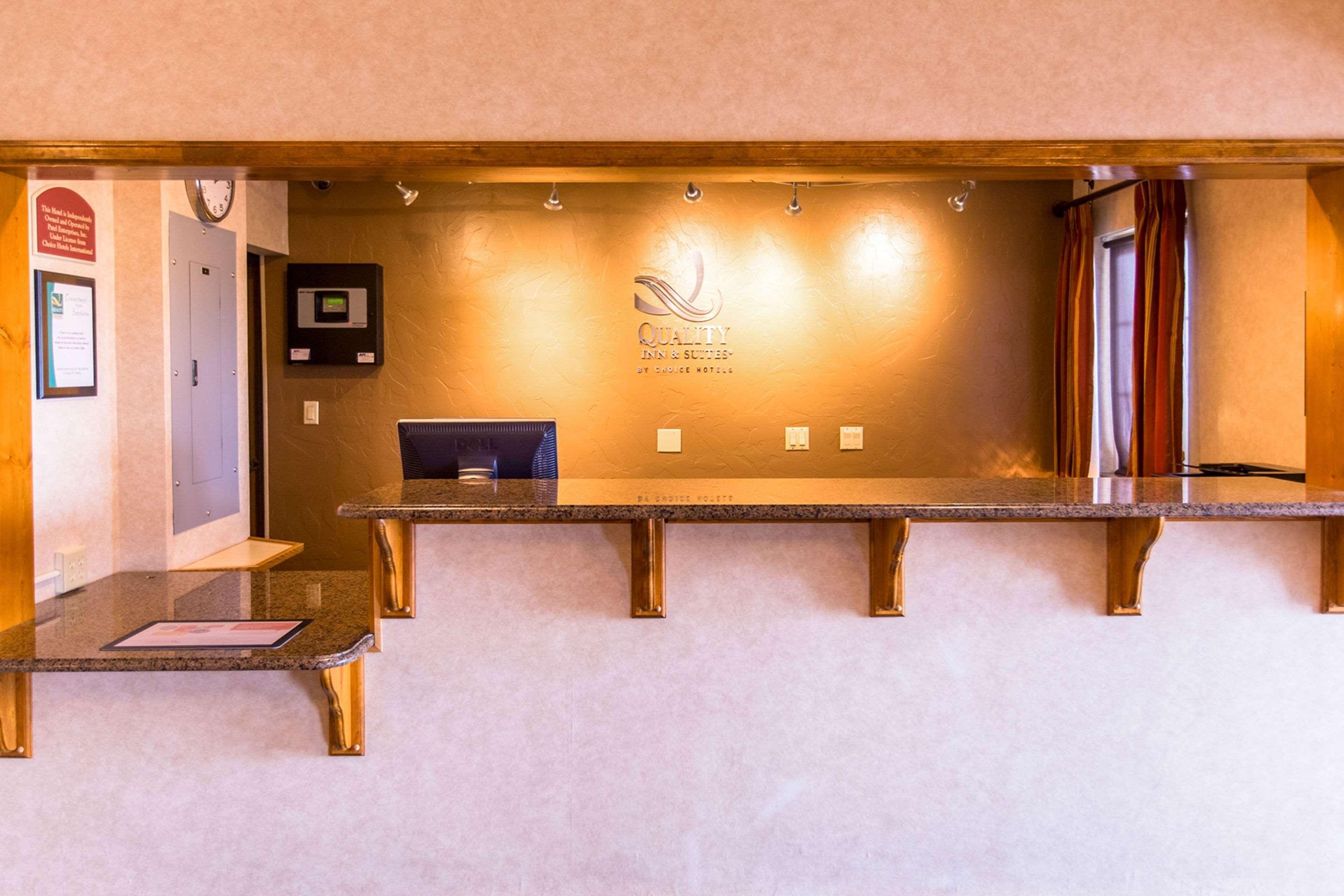 Quality Inn & Suites University Ларами Екстериор снимка