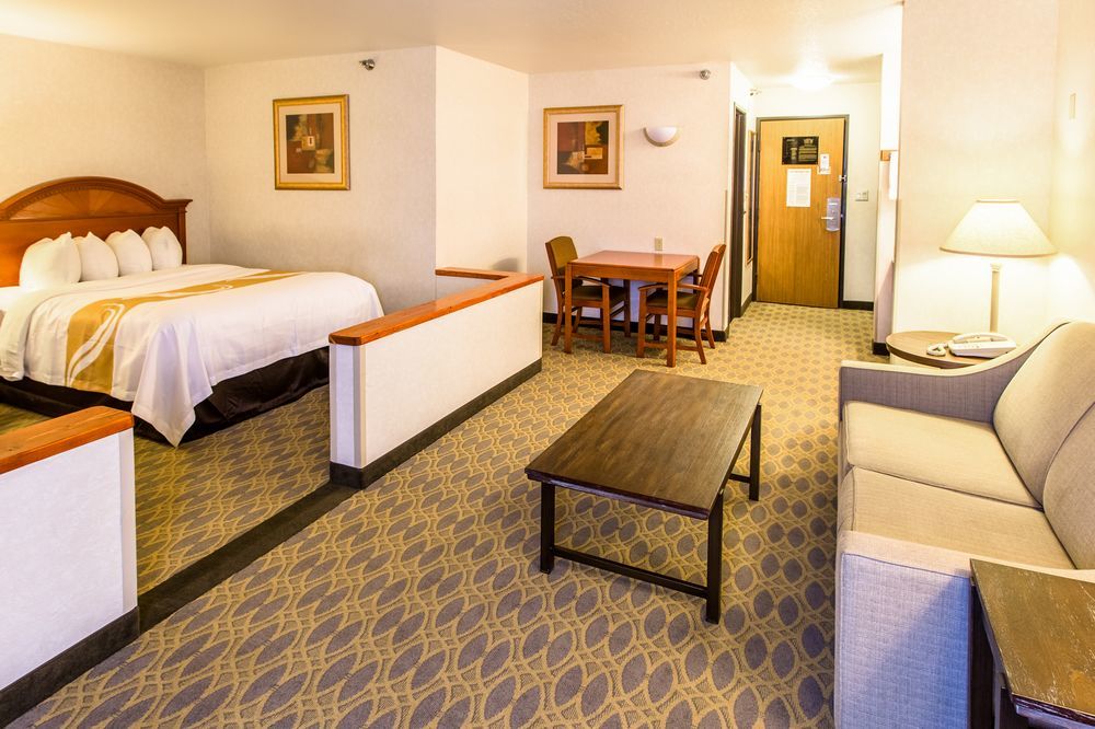 Quality Inn & Suites University Ларами Екстериор снимка
