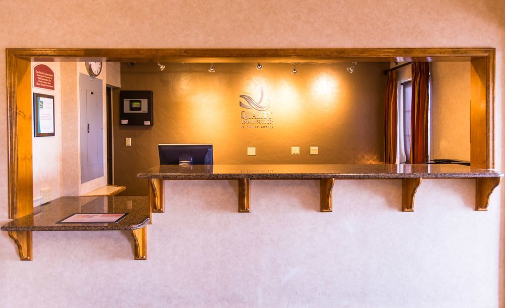 Quality Inn & Suites University Ларами Екстериор снимка